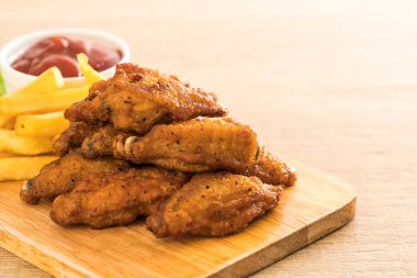 Kızarmış tavuk kanadı.