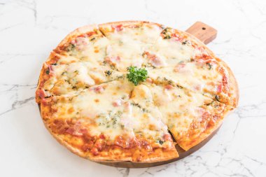 Ispanak ve pastırma pizza