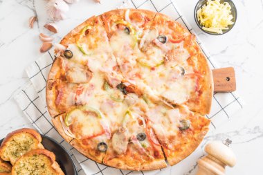 Salam ve sosis pizza