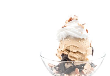  vanilyalı dondurma çikolatalı ve çırpılmış krema ile