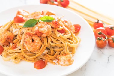 Spagetti karides, domates, fesleğen ve peynir ile 