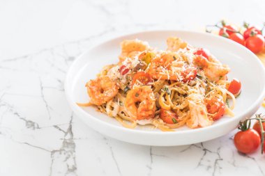 Spagetti karides, domates, fesleğen ve peynir ile 