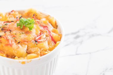 peynir ve yengeç sopa ile pişmiş makarna