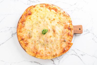 dört peynirli pizza