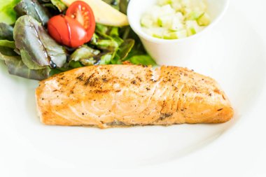 Somon steak salata ile