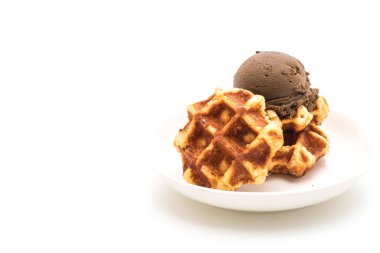 Çikolatalı dondurmalı waffle 