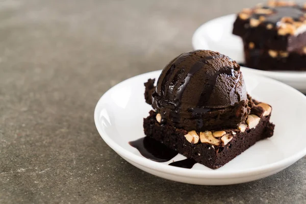 Brownies de chocolate com sorvete de chocolate — Fotografia de Stock