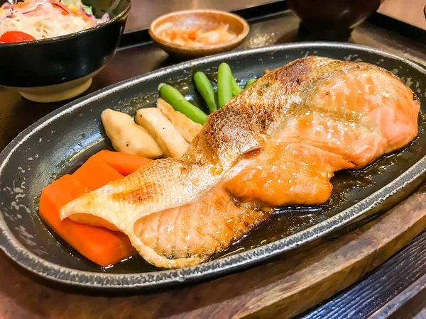 Bife de salmão grelhado com molho — Fotografia de Stock