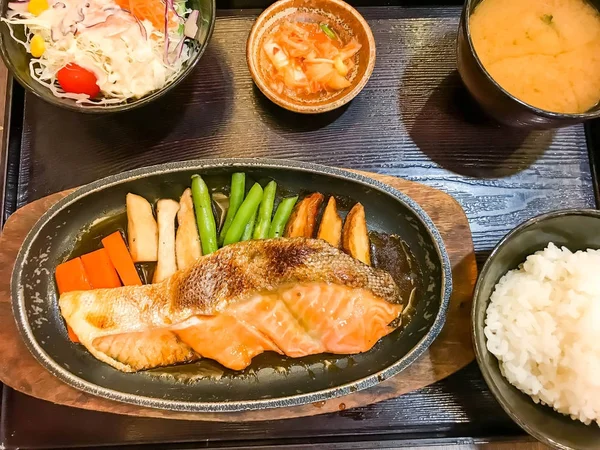 Filete de salmón a la parrilla con salsa — Foto de Stock