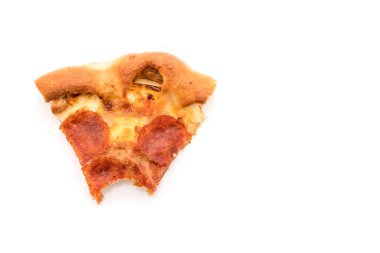 Beyaz zemin üzerine ev yapımı biberli Pizza 