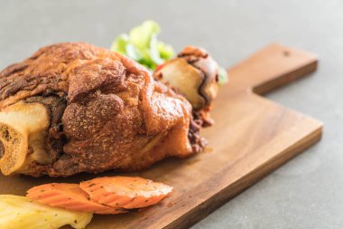 Gevrek domuz knuckle veya Alman domuz Hocks