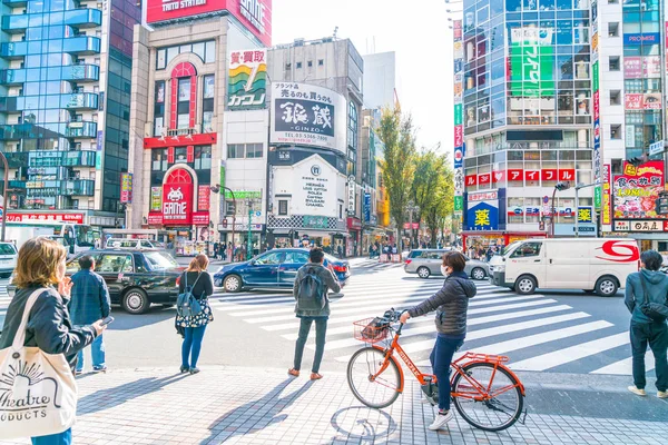 Tokyo, Japonya - 2016 Kasım 17: Shinjuku Tokyo'nın busine biridir — Stok fotoğraf