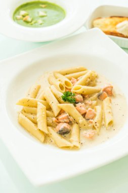 Penne carbonara makarna somon ile