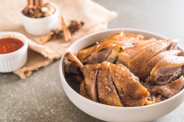 pot demlenmiş Ördek sosu ve ingradients ile