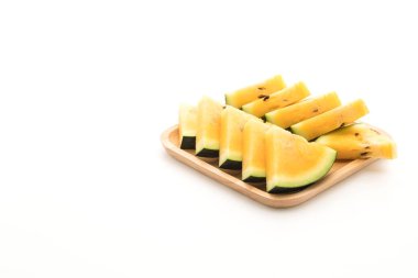 beyaz üzerine taze sarı karpuz 