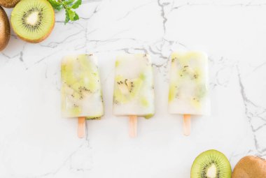 Ev yapımı kivili dondurma.