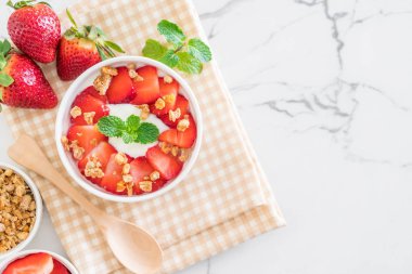 Çilek ve granola ile yoğurt 
