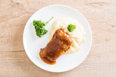 ızgara kaburga domuz püre patates ile