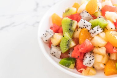 dilimlenmiş meyve karışımı 
