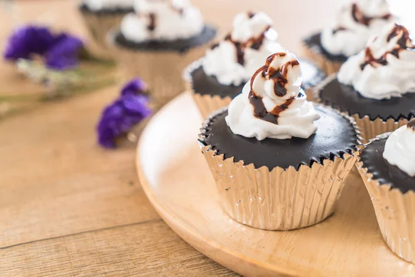 Schokoladentasse Kuchen mit Schlagsahne — Stockfoto