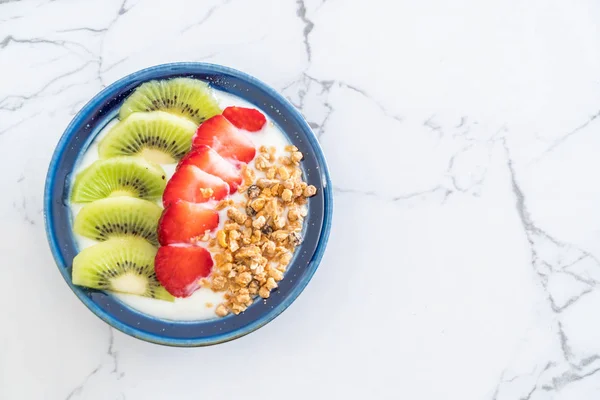 Joghurt mit Erdbeere, Kiwi und Müsli — Stockfoto