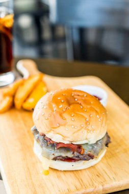 pastırma Peynirli hamburger biftek restoranında ahşap tahta üzerinde ile 