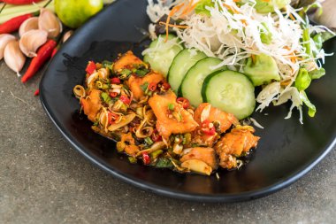 Kızarmış somon baharatlı salata