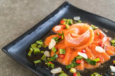 taze somon çiğ baharatlı salata