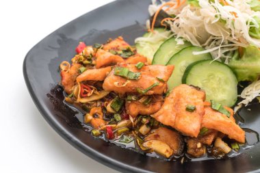 Kızarmış somon baharatlı salata