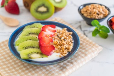 çilek, kivi ve granola ile yoğurt 