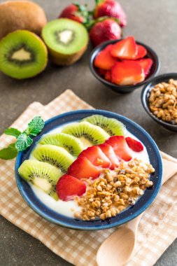 çilek, kivi ve granola ile yoğurt 