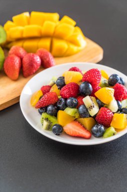 karışık taze meyve (çilek, ahududu, yaban mersini, kivi, mang