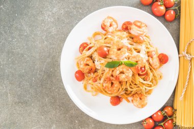 Spagetti karides, domates, fesleğen ve peynir ile 