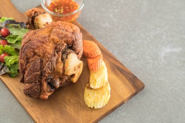 Gevrek domuz knuckle veya Alman domuz Hocks