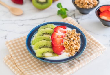 çilek, kivi ve granola ile yoğurt 