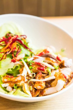 Acılı kalamar salatası ile