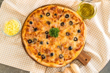 biberli pizza zeytin ile