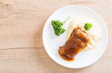 ızgara kaburga domuz püre patates ile