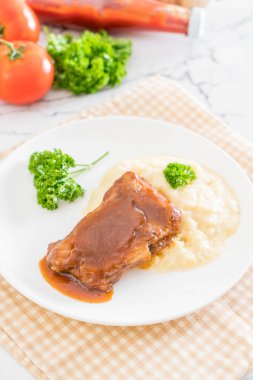 ızgara kaburga domuz püre patates ile