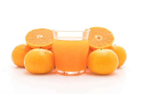 Suco de laranja com laranja no fundo branco — Fotografia de Stock