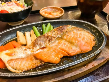 Soslu ızgara somon bifteği.