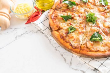 Baharatlı karides (Tom Yum) pizza