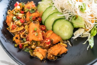 Kızarmış somon baharatlı salata