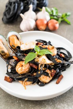 siyah spagetti veya deniz ürünleri ile makarna