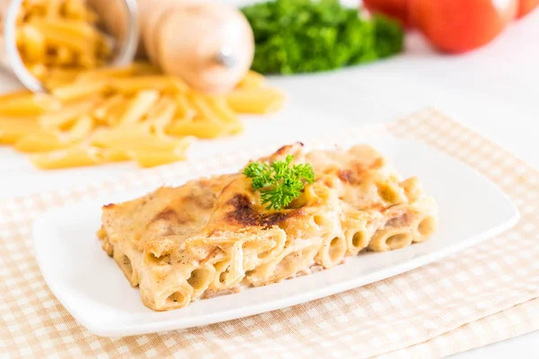 Gebakken penne pasta met kaas en ham — Stockfoto