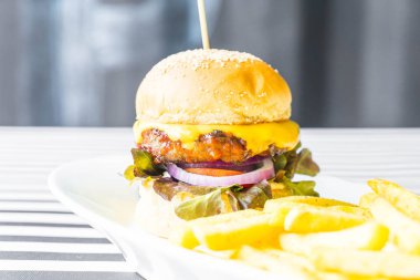 Biftek ve patates kızartması.