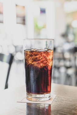 bir bardak kola restoranda
