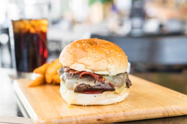 pastırma Peynirli hamburger biftek restoranında ahşap tahta üzerinde ile 