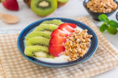 çilek, kivi ve granola ile yoğurt 