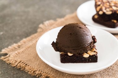 Çikolatalı dondurma ile çikolatalı kek